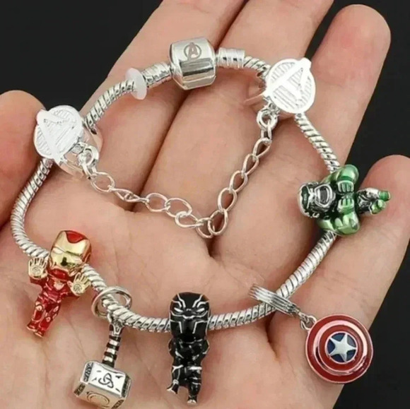 Avengers Hot Charm Bracelet - Picture 1 of 2